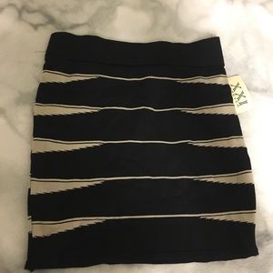 Short body-con skirt